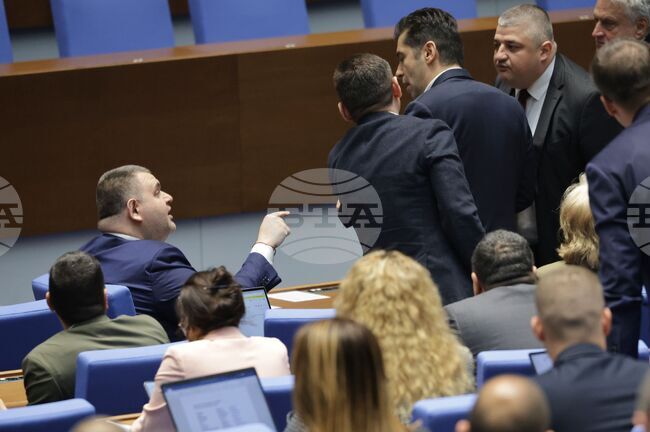 Кирил Петков получи забележка след спречкване в пленарна зала, а Цончо Ганев от "Възраждане" настоя за оставката на председателя на парламента 