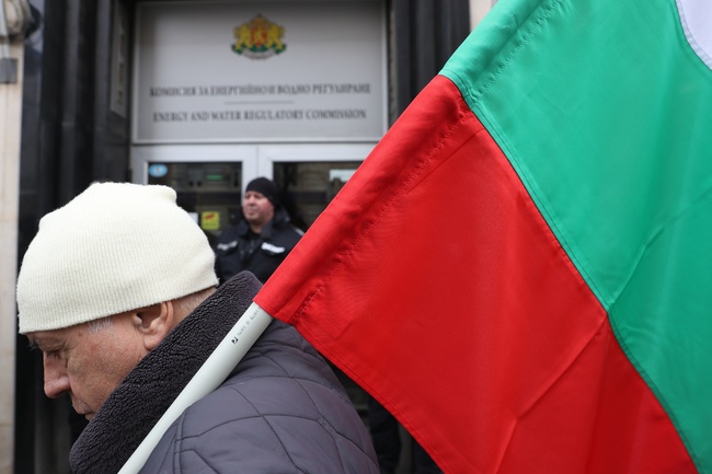 Членове и симпатизанти на ВМРО се събраха на протест пред КЕВР с искане за закриване на комисията