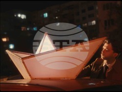 „Хартиени лодки" среща между Стефан Вълдобрев, „Обичайните заподозрени" и режисьора Крис Захариев