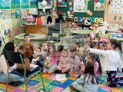 Екипът на училище „Бачо Киро” в Алкоркон, Испания: Децата в подготвителна група учат нови думи на български език, пеят и танцуват