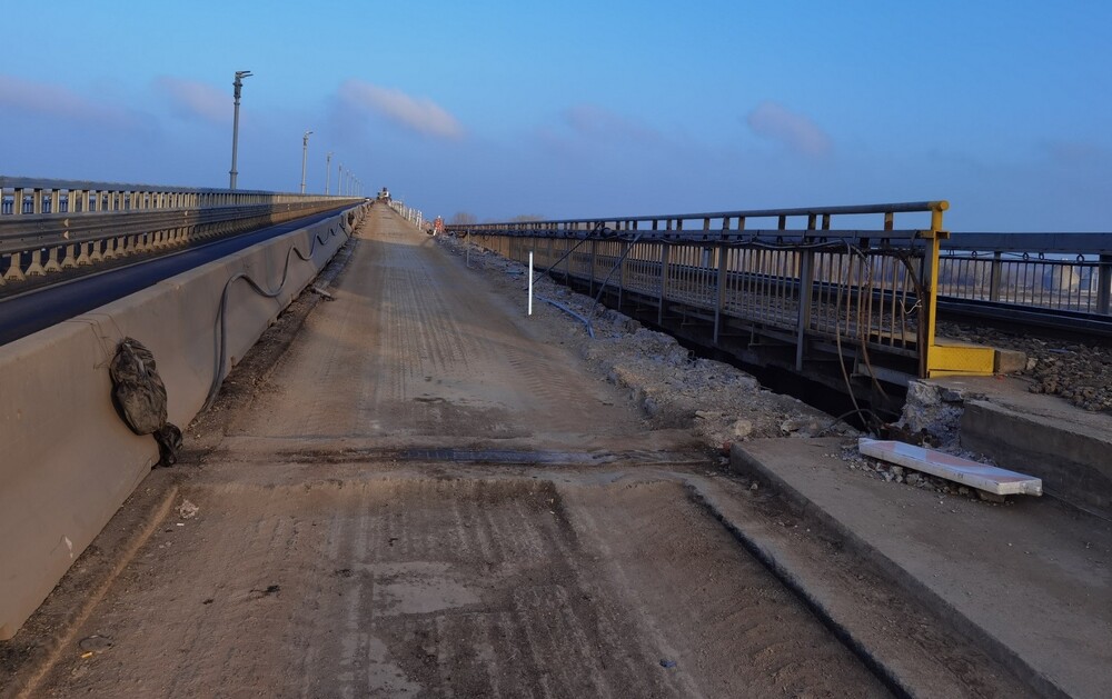 Заради ремонта на Дунав мост при Русе работници монтират предпазна мрежа между пътната и железопътната част на съоръжението 