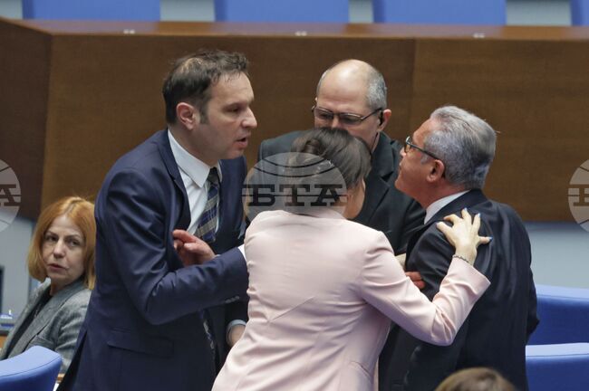 Почивка за успокояване на напрежението в пленарна зала и забележка за депутата Йордан Тодоров обяви председателят на парламента