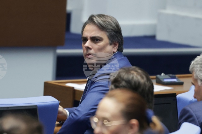 Бюджетът, публикуван снощи, е абсолютно скандален, смята Асен Василев