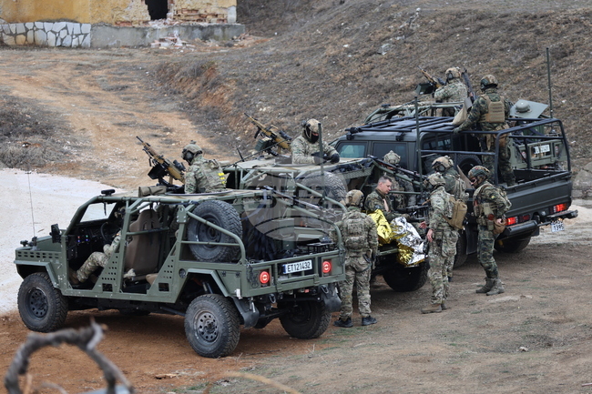 Български и испански военнослужещи от специалните сили, участници в учението Steadfast Dart-2025, демонстрираха бойни способности на полигона "Црънча"