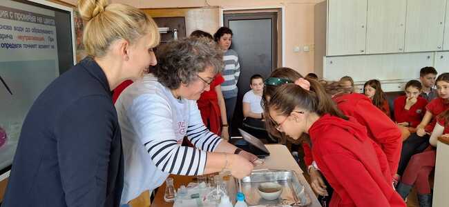 Учени от Института по полимери на БАН споделиха знания по химия с ученици от Четвърто основно училище "Проф. Джон Атанасов"