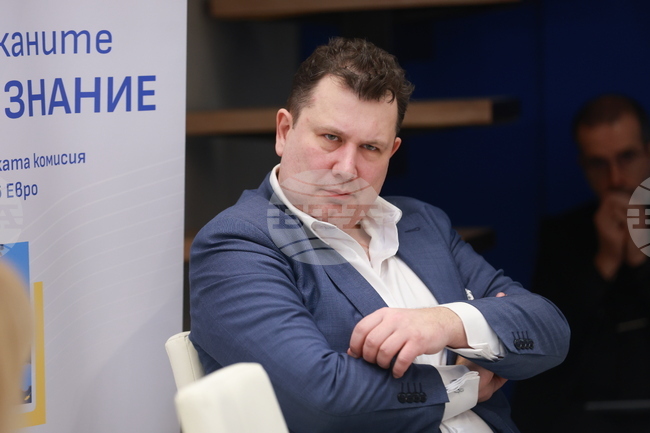 Чрез познанието можем да постигнем обществено развитие и нормално отношение между хората от двете страни, каза в Скопие посланик Желязко Радуков