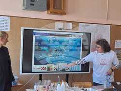 Учени от Института по полимери споделиха знания по химия с ученици от Четвърто основно училище Проф. Джон Атанасов". Снимка: БАН