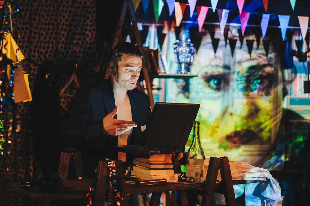 Драматичен театър „Борис Луканов“ – Ловеч: Хитът „Малката книжарница“ се завръща в Ловеч с обновен състав