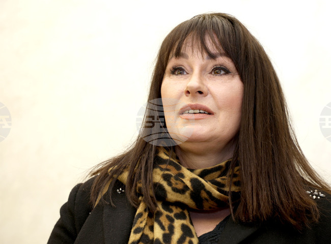 Пишещите трябва да дадат на хората усещането за път, каза пред БТА писателката Мария Лалева