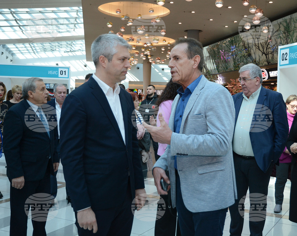 Кметът Благомир Коцев откри първата във Варна зимна „Алея на книгата“
