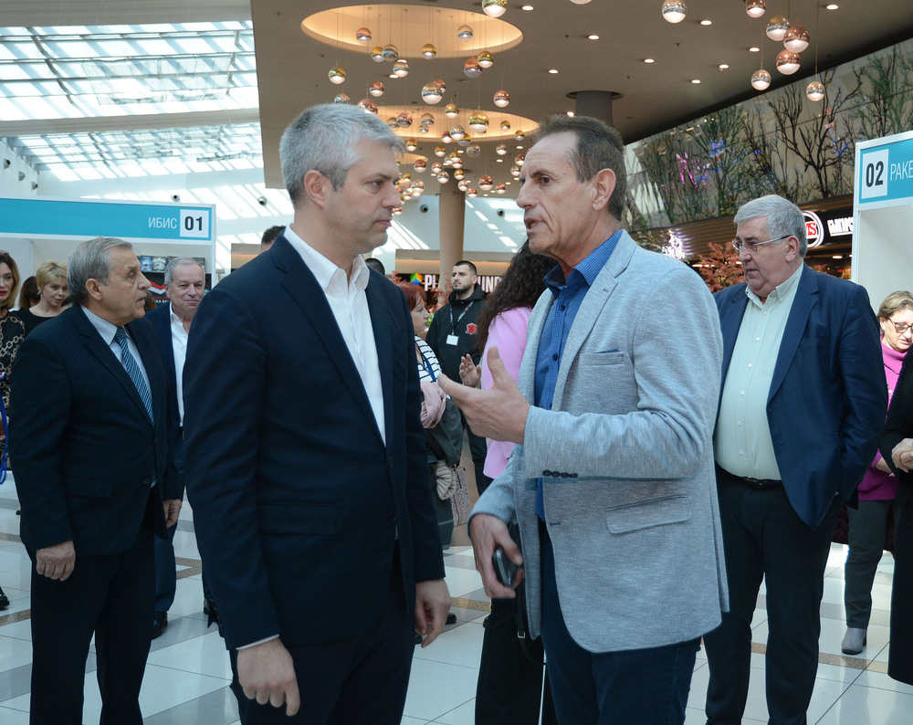 Кметът Благомир Коцев откри първата във Варна зимна „Алея на книгата“