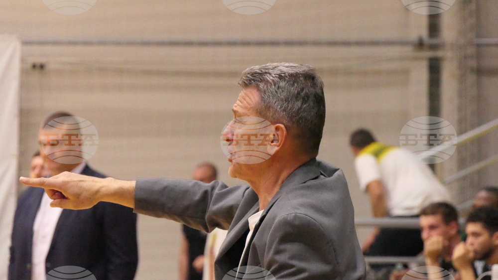 Ръководството на БК Миньор 2015 Перник се раздели с треньора Георги Младенов и с Борислав Младенов, съобщи за БТА президентът на клуба