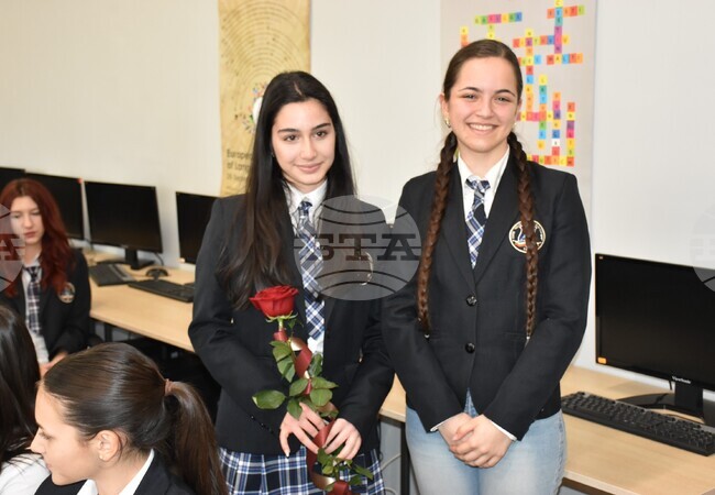 Ученичка от езиковата гимназия в Хасково е националният носител на наградата на Европейската комисия за превод Juvenes Translatores