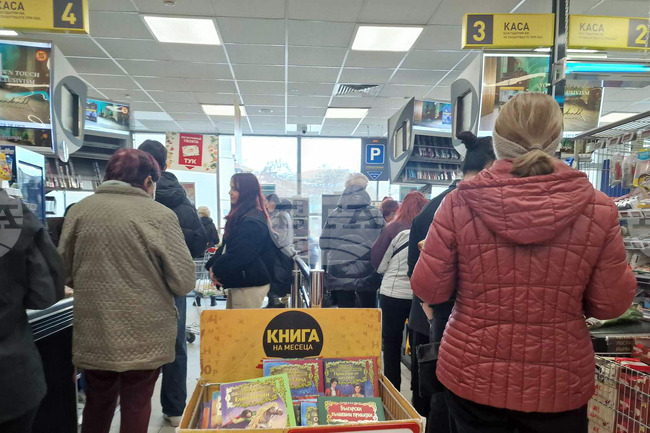 Обектите на големите търговски вериги в Пазарджик не останаха празни в днешния ден