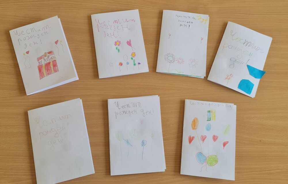 Ученици от Българското училище „Просвета” във Великобритания нарисуваха картички за рождения ден на свой съученик