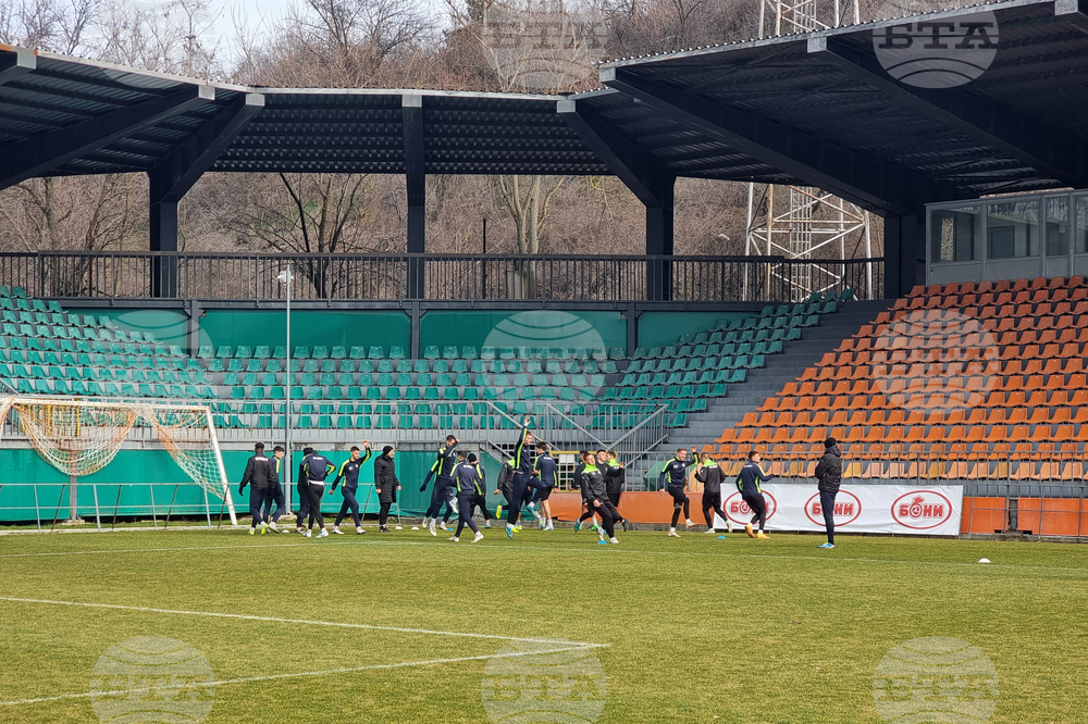 Изпадналият в Трета лига ФК Ловеч води преговори с турски инвеститори в опит да възвърне стабилността си, обяви треньорът на тима