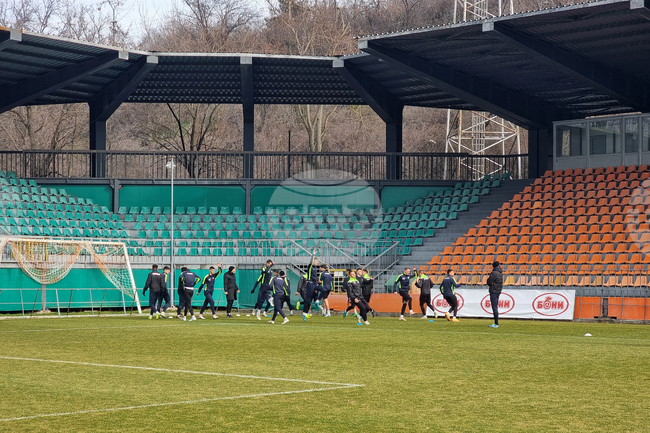 Изпадналият в Трета лига ФК Ловеч води преговори с турски инвеститори в опит да възвърне стабилността си, обяви треньорът на тима