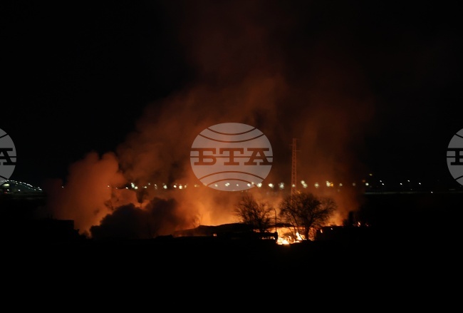 Избухна пожар в склад за дървени палети в София 