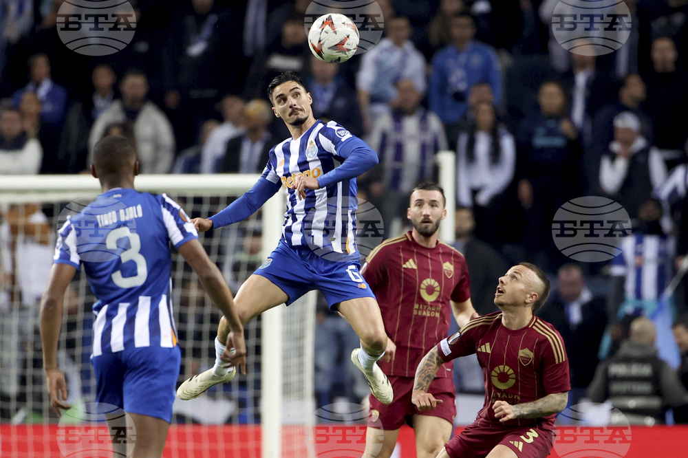 Халфът на Порто Стефън Еустакио играе на Световното клубно първенство, но е записан и в тима на Канада за КОНКАКАФ Голд Къп