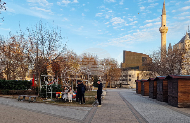 Тематичен кът на любовта в центъра на Разград е декор за снимки на влюбени двойки