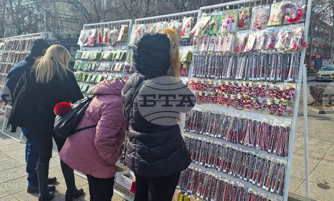 Класическата мартеница за ръка от бяла и червена прежда е най-предпочитана за подарък, разказа майсторка от Разград