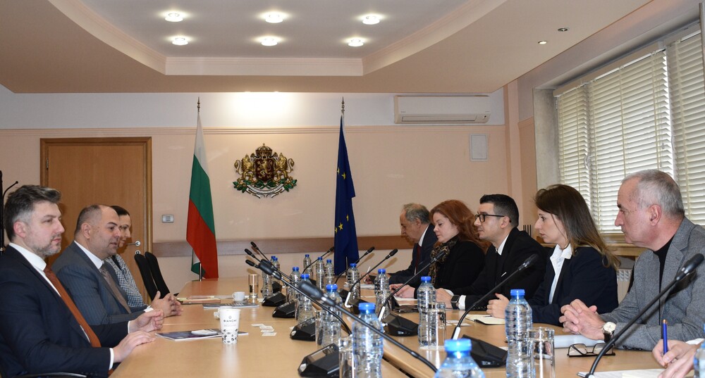Economy Minister Discusses Positioning Bulgaria as Investment Destination with AmCham CEO