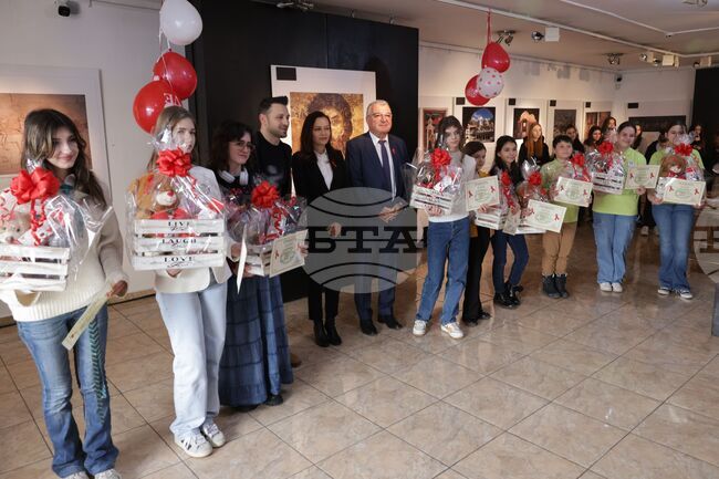 Децата от три столични училища показаха в свои картини и картички „смисъла на любовта“ в рамките на антиСПИН кампанията на столичната РЗИ