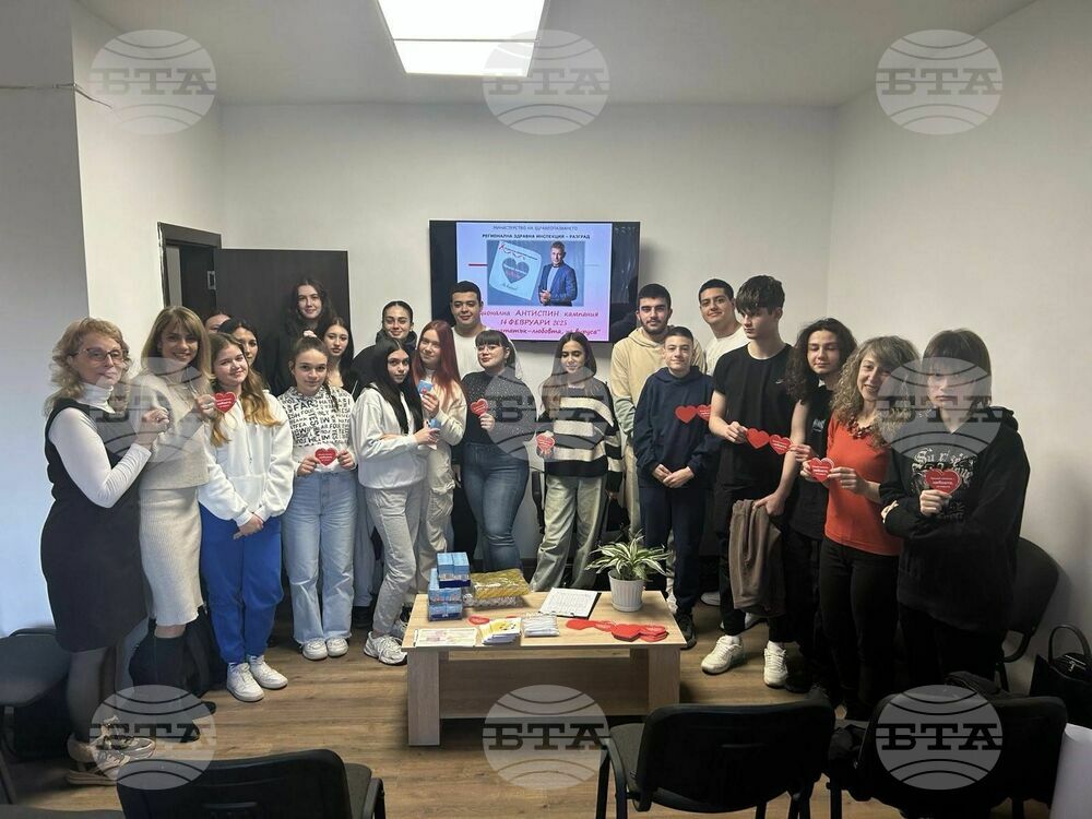 Община Разград: Доброволци от пет гимназии раздаваха рекламни материали и презервативи от кампанията "Предай нататък - любовта, не вируса"