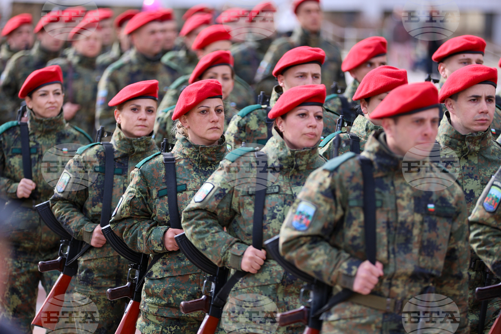Попълването на високия брой вакантни длъжности за военнослужещи е сред очакваните резултати, записани в Програмата за управление на България