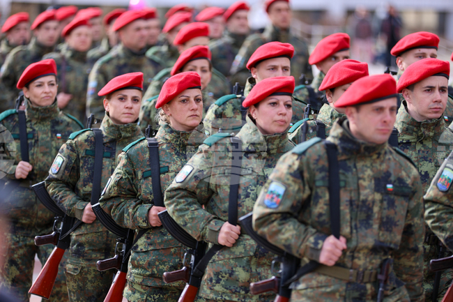 Попълването на високия брой вакантни длъжности за военнослужещи е сред очакваните резултати, записани в Програмата за управление на България