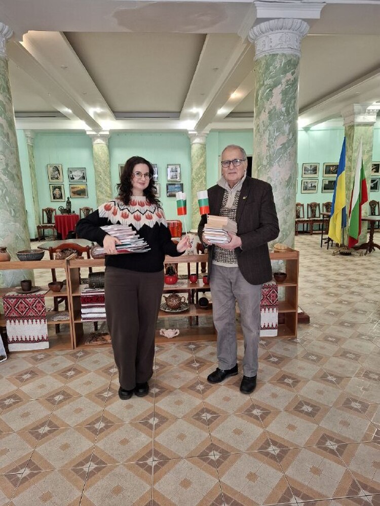 Българският културен дом в Одеса дари книги на български език на библиотека № 39 в града