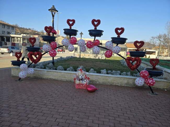 Централната част на Опака е тематично украсена за Деня на виното и любовта