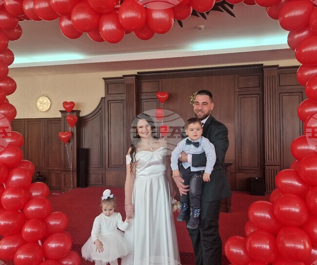 Общо осем двойки от Хасково се венчаха в Деня на виното и любовта