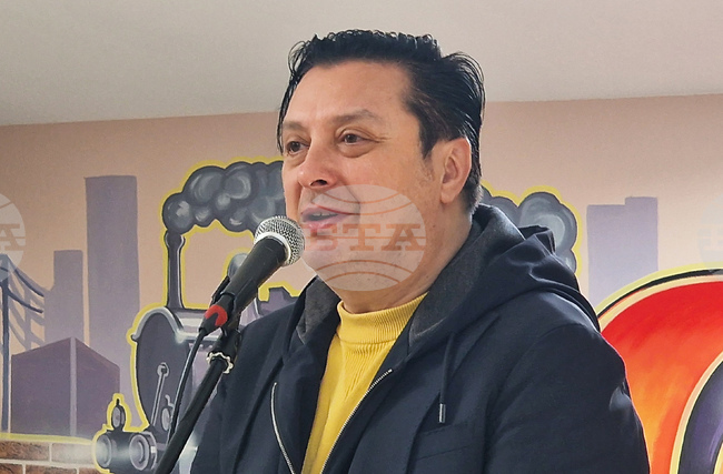 Васил Петров се срещна с ученици и учители в Средно училище "Сава Доброплодни" в Шумен