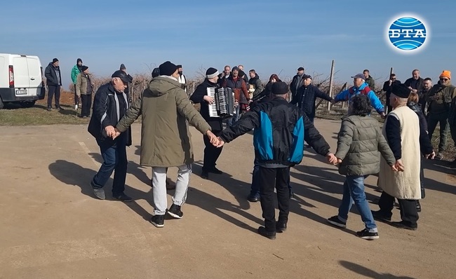 С хоро и общоселски празник отбелязаха Трифон Зарезан в село Сусам, община Минерални бани