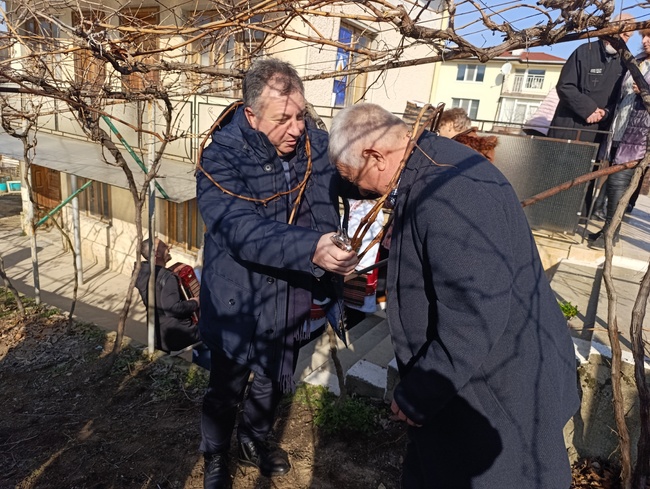 Кметът на община Шумен и екипът му отбелязаха празника на лозарите и винарите в село Лозево