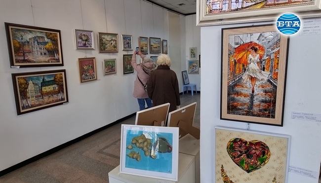 Художници представят любовта, виното и традициите чрез 150 картини в Русе 