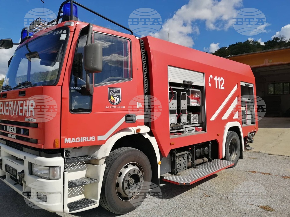 Пожарникари спасиха дете и котка от горяща къща в Нова Загора