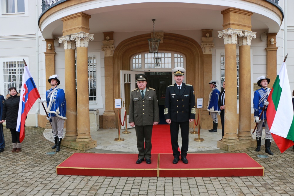 Bulgarian, Slovak Defence Chiefs Discuss Prospects for Cooperation