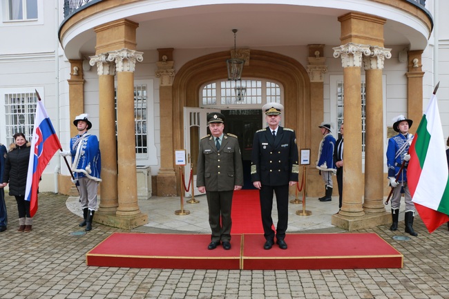 Bulgarian, Slovak Defence Chiefs Discuss Prospects for Cooperation
