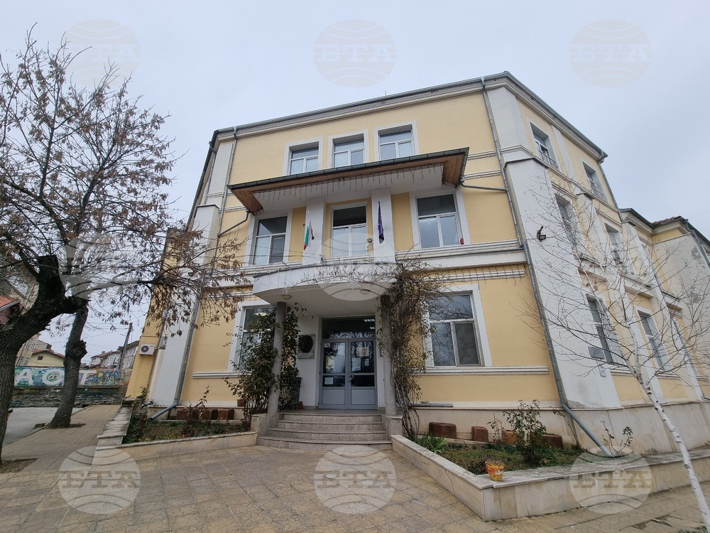 Езиковата гимназия в Ловеч днес отбелязва 75 години от създаването си