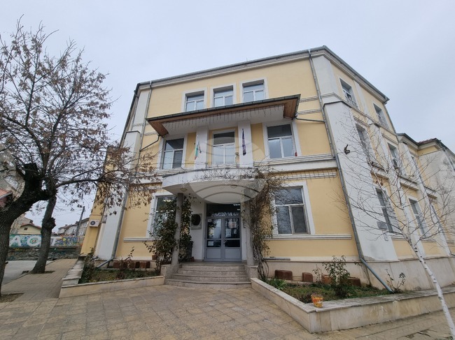 Езиковата гимназия в Ловеч днес отбелязва 75 години от създаването си