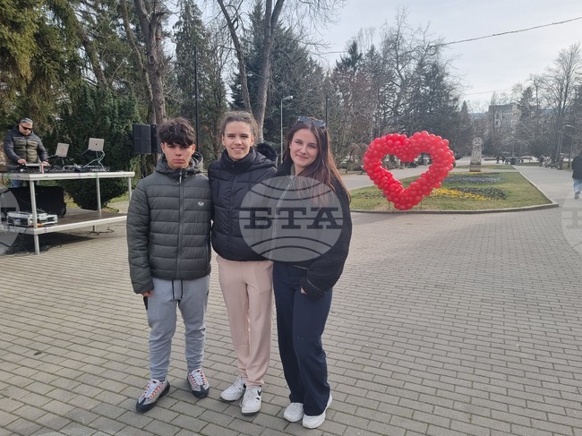 С парти в парка младите хора във Велико Търново отбелязват Деня на влюбените