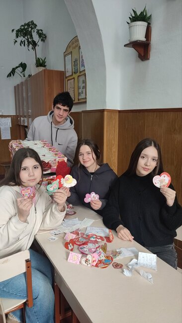 В Болградската гимназия отбелязаха Деня на влюбените с пощенска кутия за поздравителни картички