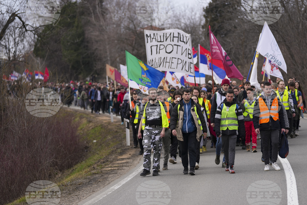 Протестиращите студенти в Сърбия бяха посрещнати със сълзи на радост, одеяла и храна по пътя към Крагуевац