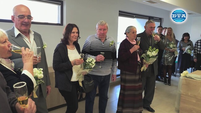 Четири двойки си казаха за втори път "да" на церемония по подновяване на брачните клетви след 50 години съвместен живот