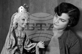 Представяне на пиесата „По заповед на щуката“ в столичния куклен театър през 1954 г.