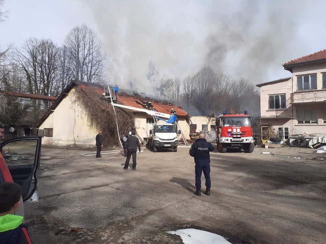 Голям пожар е избухнал в троянското село Орешак