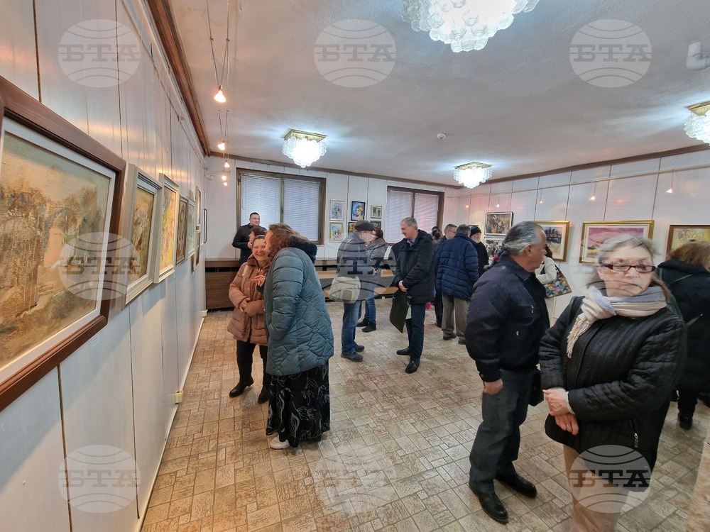 Изложба „Влюбени в изкуството“ представиха художници от Търговище
