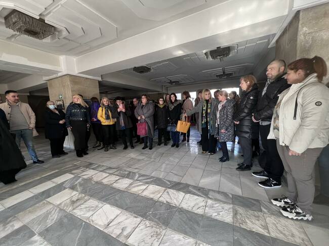 Директори и учители от смолянски училища протестираха в Областната администрация, след като не бяха допуснати до Областния съвет по заетост